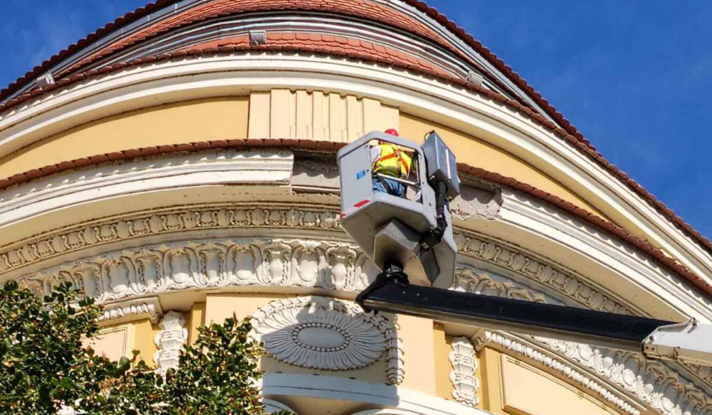 A városháza fent lévő elemeinek állapota is veszélyes