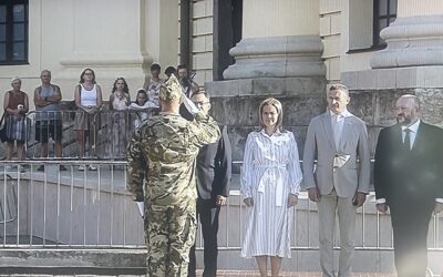 Elindult a közmédia adása, de a köztársasági elnök beszéde helyett inkább Komáromba kapcsoltak A díjátadást is csak Magyar Péter Facebook-oldalán lehet követni, a köztévén csak egy kis ablakban megy a beszélgetés hátterében