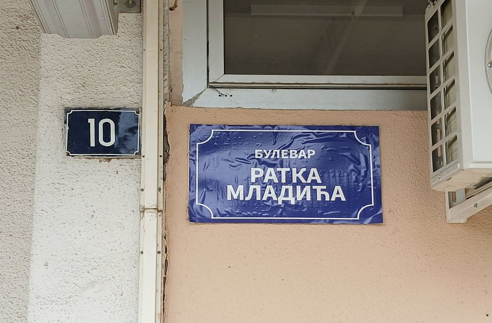 Ratko Mladić sugárút feliratú matricák jelentek meg Limánban