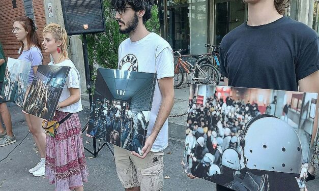 Performansszal és pódiumbeszélgetéssel emlékeztek az újvidéki Bölcsészettudományi Kar előtt a rendőrségi bevonulás évfordulójára