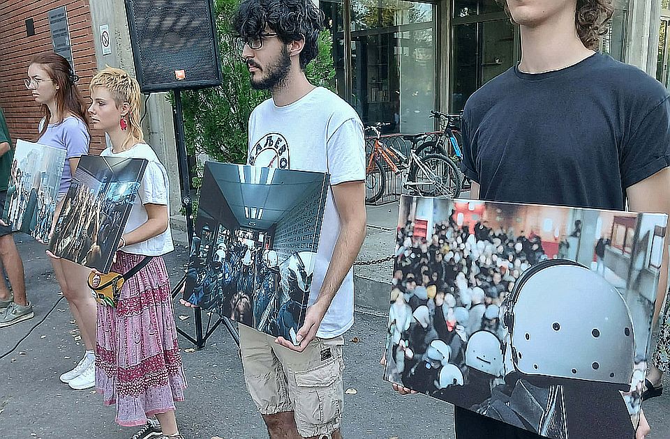 Performansszal és pódiumbeszélgetéssel emlékeztek az újvidéki Bölcsészettudományi Kar előtt a rendőrségi bevonulás évfordulójára