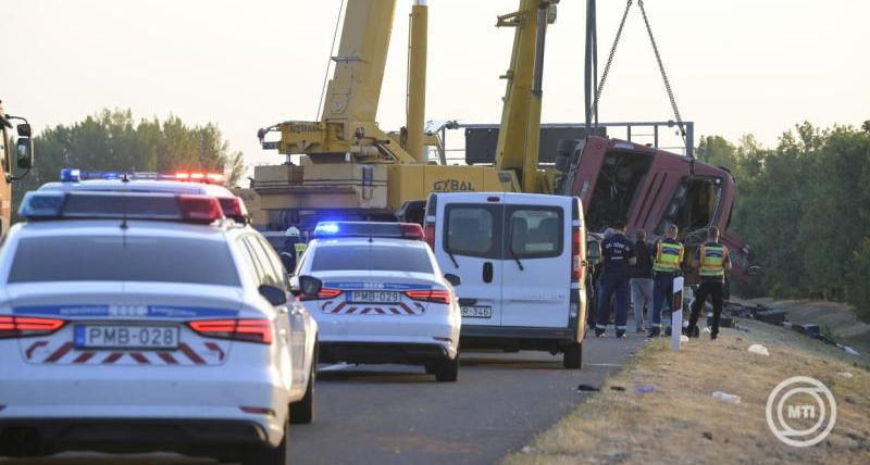 Többen meghaltak, sok a sérült, több utas a jármű alá szorult – busztragédia az M3-as autópályán