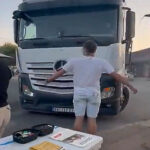 A fiatalembert, aki az egyetemisták felé tartó teherautó elé állt, nem keresték a hivatalos szervek