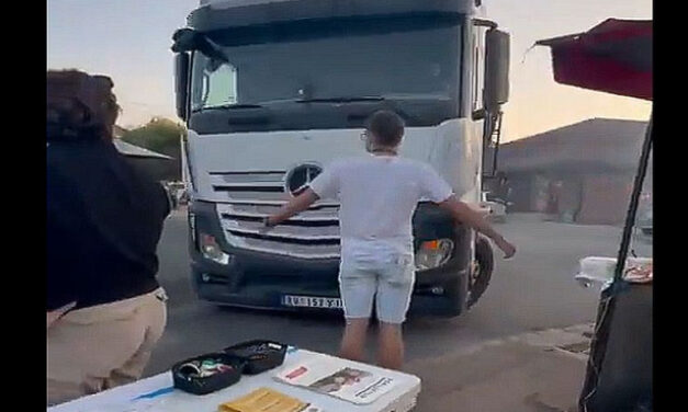 A fiatalembert, aki az egyetemisták felé tartó teherautó elé állt, nem keresték a hivatalos szervek