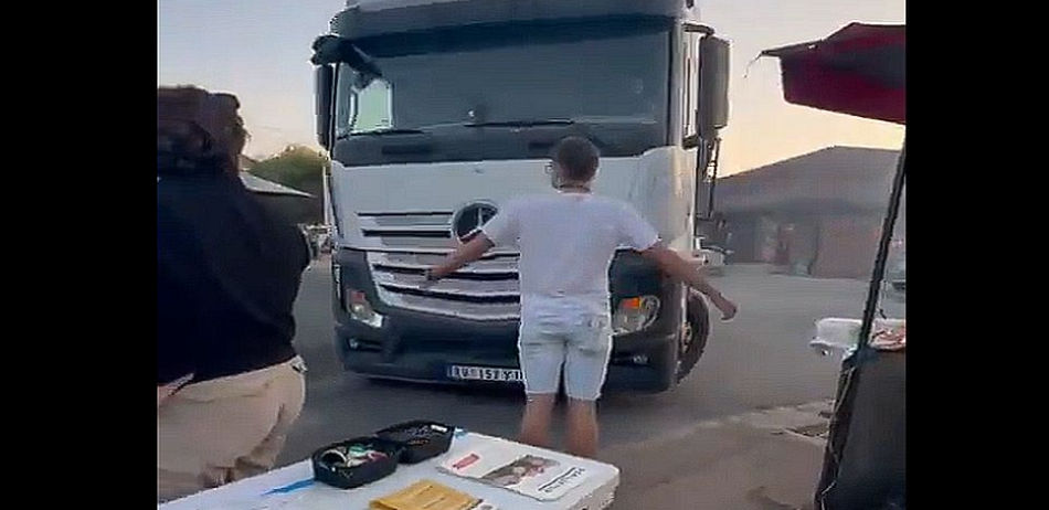 A fiatalembert, aki az egyetemisták felé tartó teherautó elé állt, nem keresték a hivatalos szervek