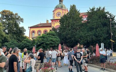 A nemi erőszakkal fenyegető rezsimpárti személyek ellen tüntettek Karlócán