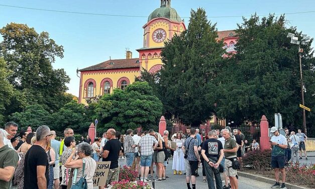 A nemi erőszakkal fenyegető rezsimpárti személyek ellen tüntettek Karlócán