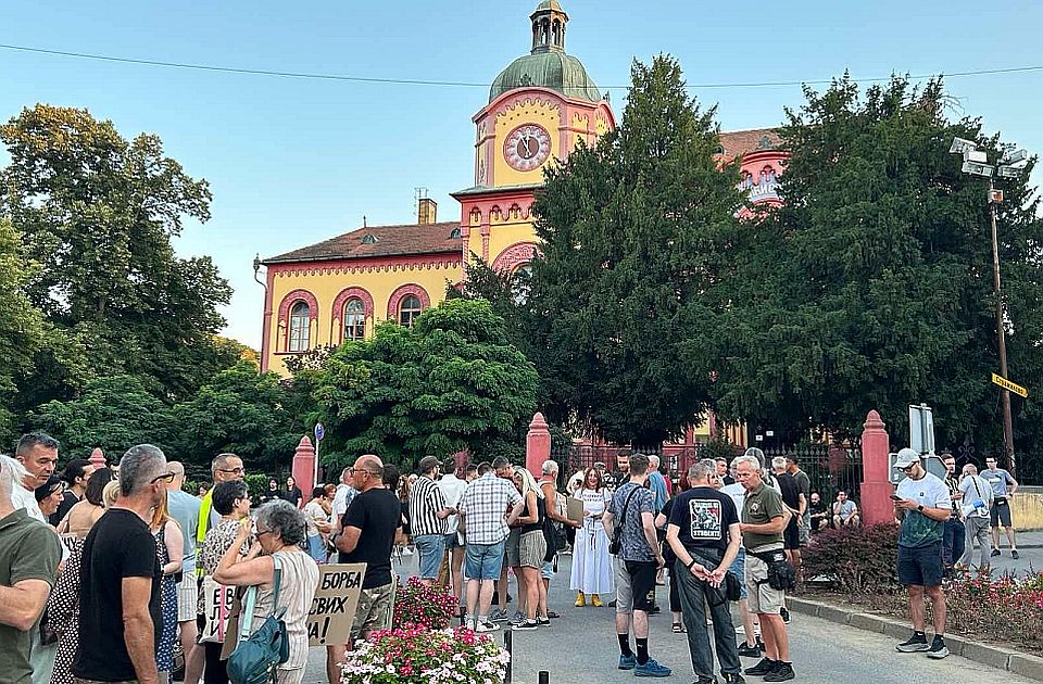 A nemi erőszakkal fenyegető rezsimpárti személyek ellen tüntettek Karlócán