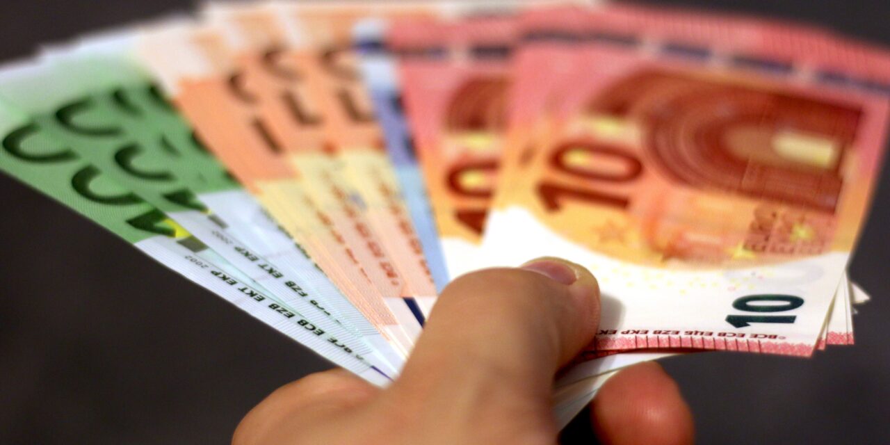 A kormány 600 eurós minimálbért javasol 2027-re, a szakszervezetek 650 eurót követelnek