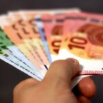 A kormány 600 eurós minimálbért javasol 2027-re, a szakszervezetek 650 eurót követelnek