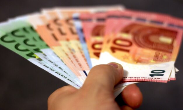 A kormány 600 eurós minimálbért javasol 2027-re, a szakszervezetek 650 eurót követelnek