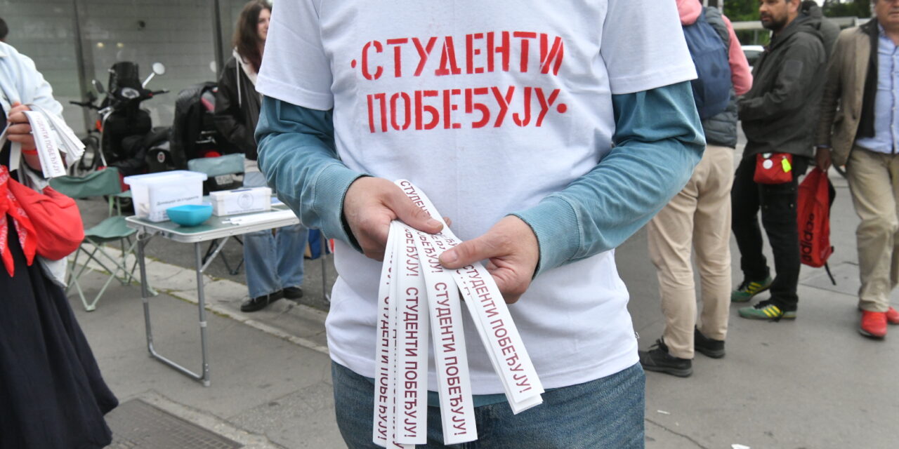 Két férfi egy kitűző és egy matrica miatt rontott rá a 12 éves gyermekre