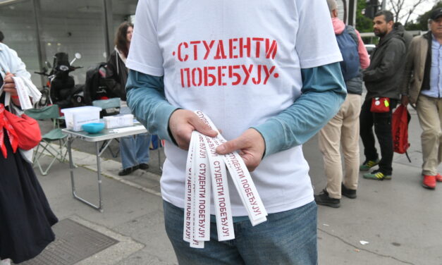 Két férfi egy kitűző és egy matrica miatt rontott rá a 12 éves gyermekre
