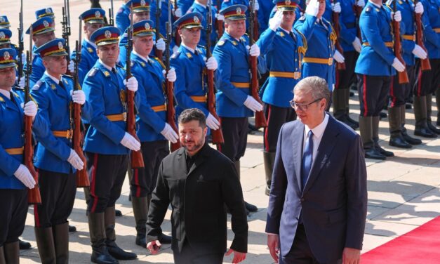 Vučić a Szerbia Palotánál fogadta Zelenszkijt