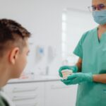Alternatívák hiányzó fogak pótlására foghúzás után (Stock fotó)