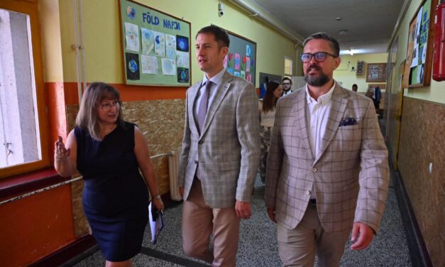 VMDK: Ki és milyen minőségben vitte be a politikát a bajsai iskolába?