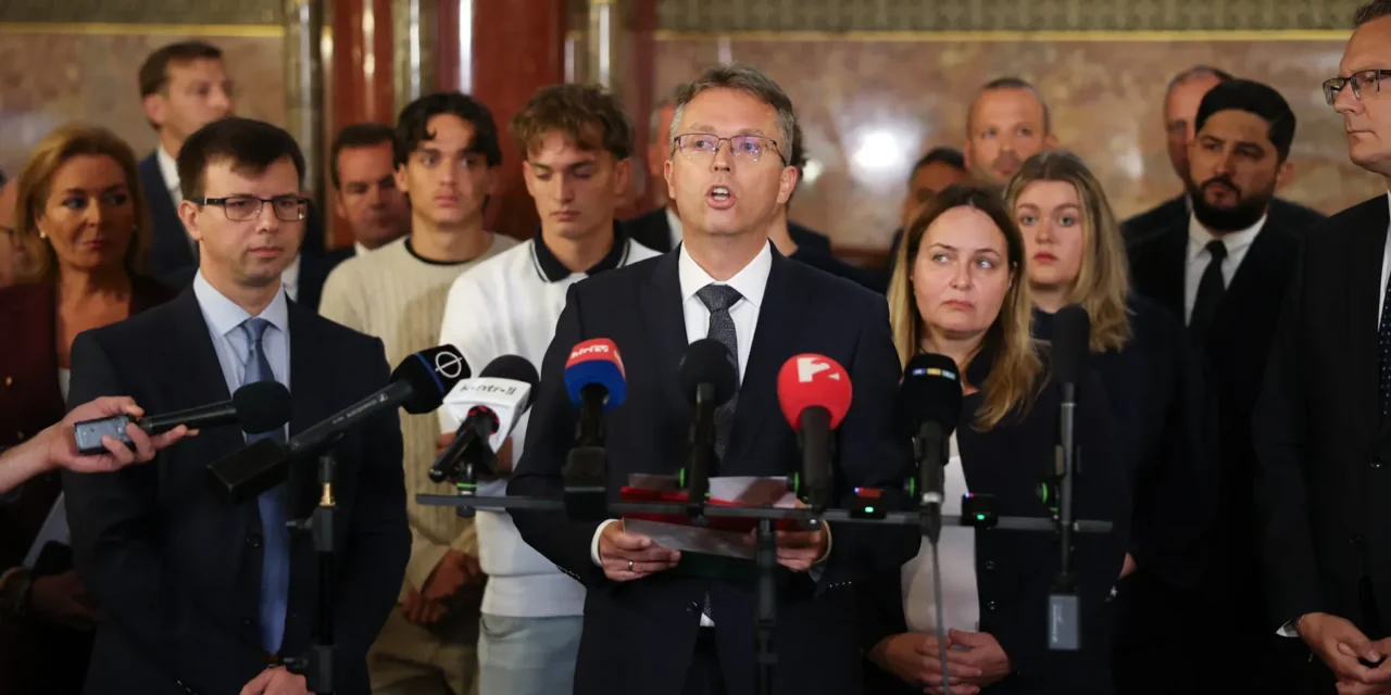 Hankó Balázs „bezárkózott” az irodába, rendőrök vezethetik el a Parlamentből