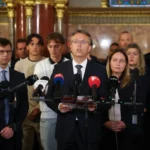 Hankó Balázs „bezárkózott” az irodába, rendőrök vezethetik el a Parlamentből