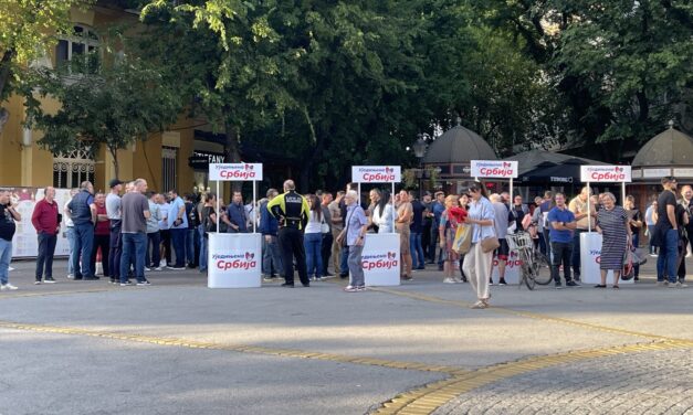 Fejszével verte szét a Szerb Haladó Párt standját egy kúlai férfi