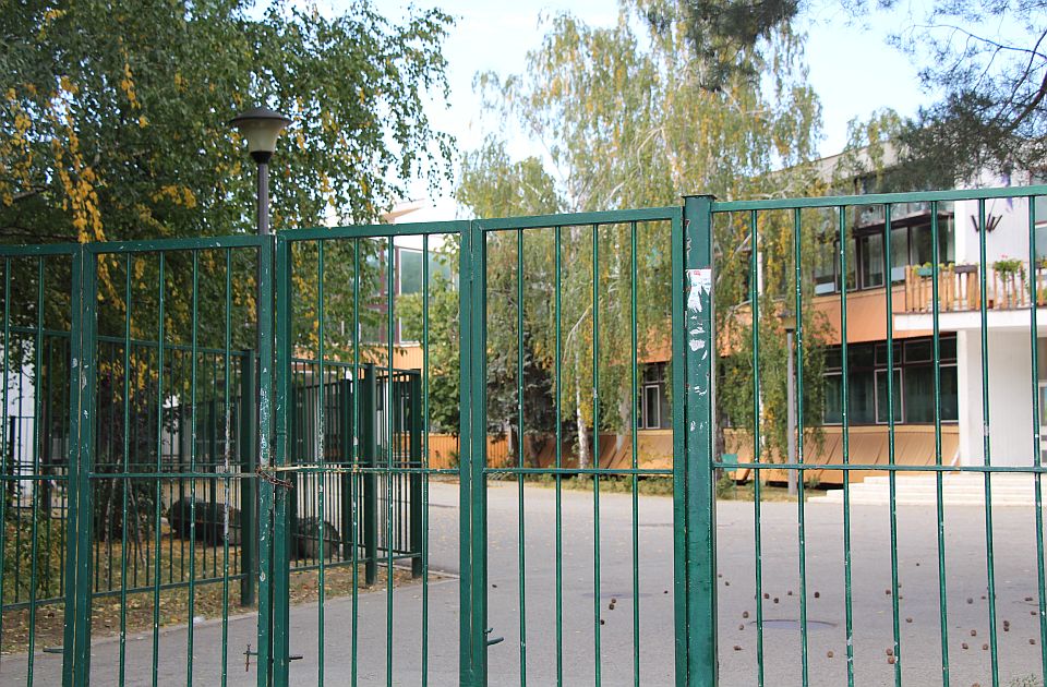 Kést találtak egy diáklánynál az újvidéki általános iskolában, a rendőrség is intézkedett