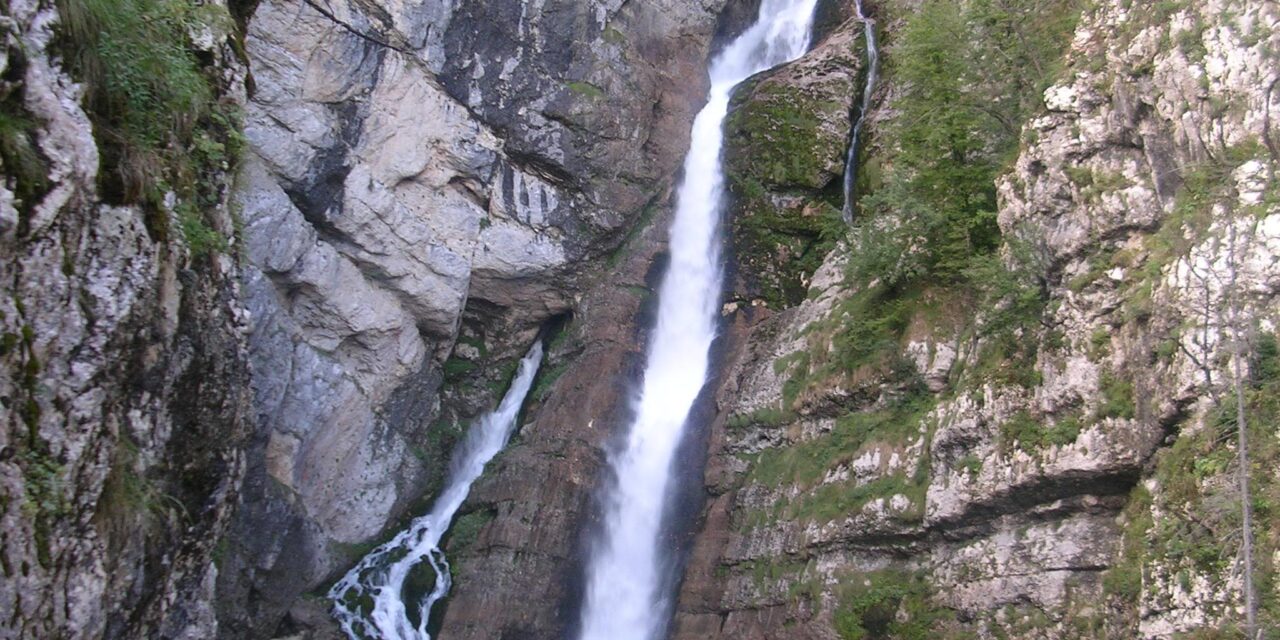 Szakadékba zuhant egy gyermek, az apja a segítségére sietve életét vesztette