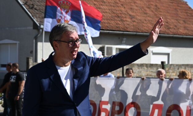 Vučić kampánykörúton: horgászott, énekelt és sörözött