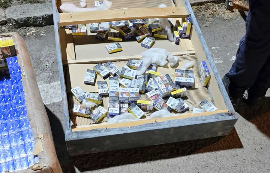 Több mint 3000 doboz cigaretta volt elrejtve egy ágyban, a csempész lebukott a határon
