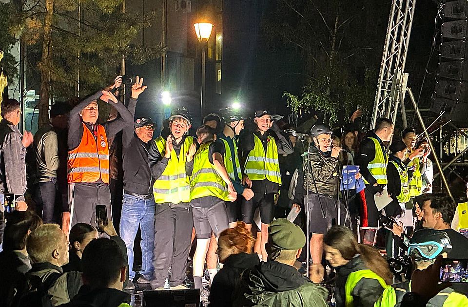 A kerékpáros egyetemistákat fáklyákkal fogadták Újvidéken (videóval)