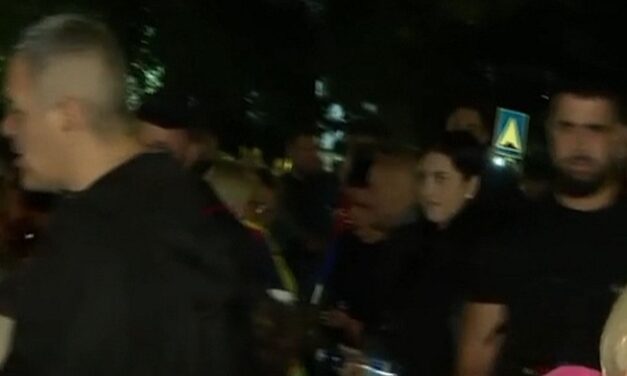 A Haladó Párt standját szétverő férfi letartóztatása miatt tüntettek Kúlán