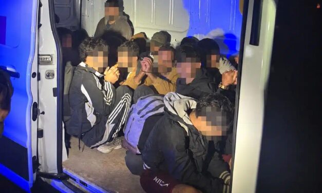 Huszonnégy migránst találtak egy kisteherautó rakterében Röszkénél