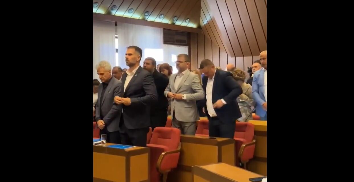 Ülésezik az újvidéki képviselő-testület, egyperces néma csenddel emlékeztek Ratko Mladićra