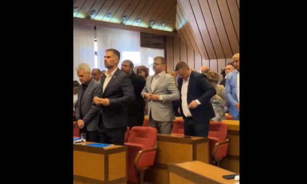 Ülésezik az újvidéki képviselő-testület, egyperces néma csenddel emlékeztek Ratko Mladićra