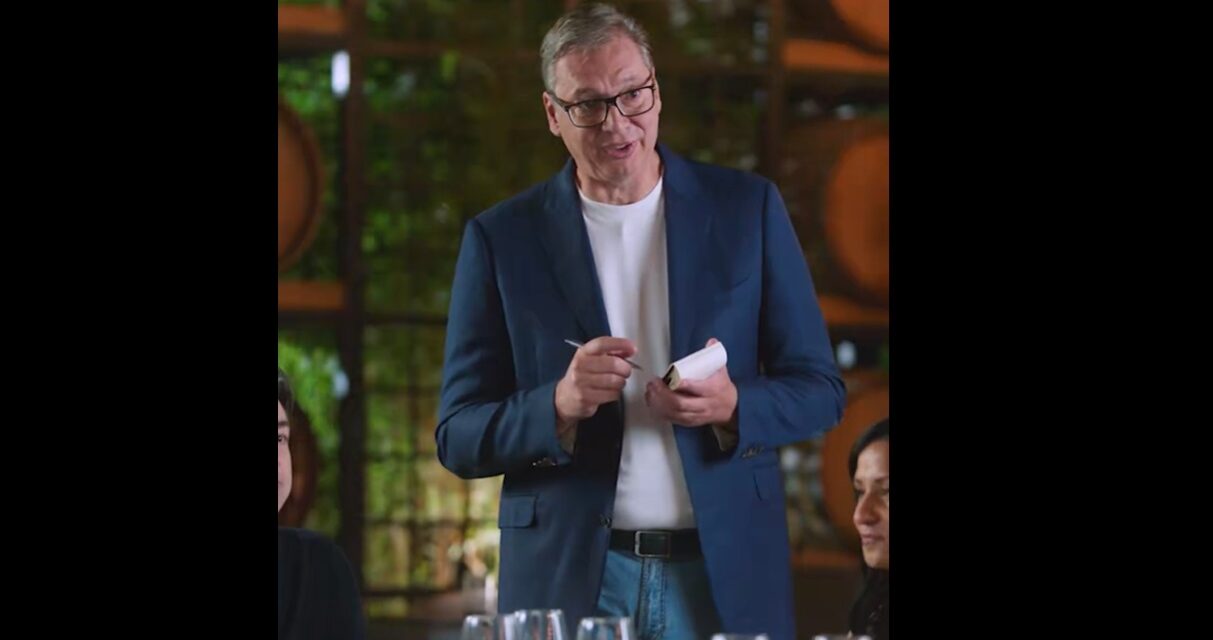 Vučić lemondott, majd „pincérnek állt”