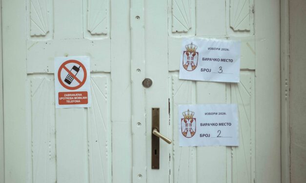 Szabálytalanságok és támadások a választás napján Szerbiában