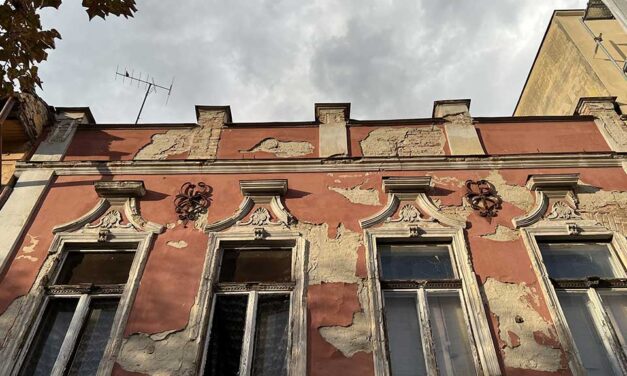 Hullik a vakolat, pusztulnak a díszek: egyre rosszabb állapotban a Herzfeld-ház