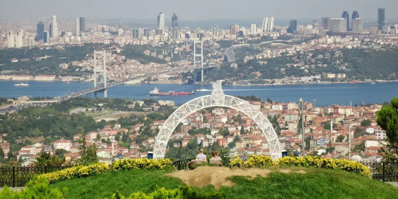 Összeomlott egy hétemeletes épület Isztambulban: többen a romok alatt rekedtek