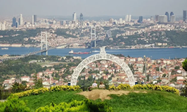 Összeomlott egy hétemeletes épület Isztambulban: többen a romok alatt rekedtek