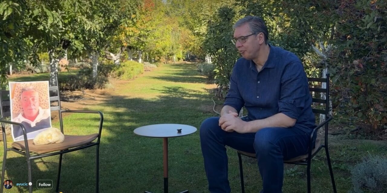Vučić egy káposztasúlyozó kővel és Ilija Srdanović fényképével „vitázott”
