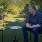 Vučić egy káposztasúlyozó kővel és Ilija Srdanović fényképével „vitázott”