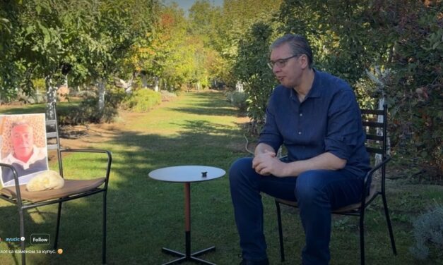 Vučić egy káposztasúlyozó kővel és Ilija Srdanović fényképével „vitázott”