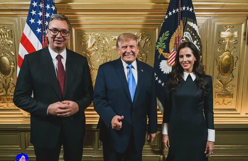 Kartonfigurával vagy a valódi Trumppal fényképezkedtek Vučićék?