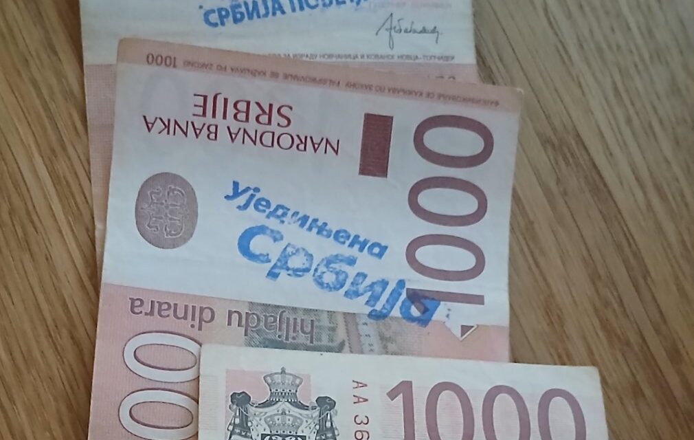 Haladó párti választási jelszavakkal lepecsételt bankjegyeket adott ki egy újvidéki bankautomata