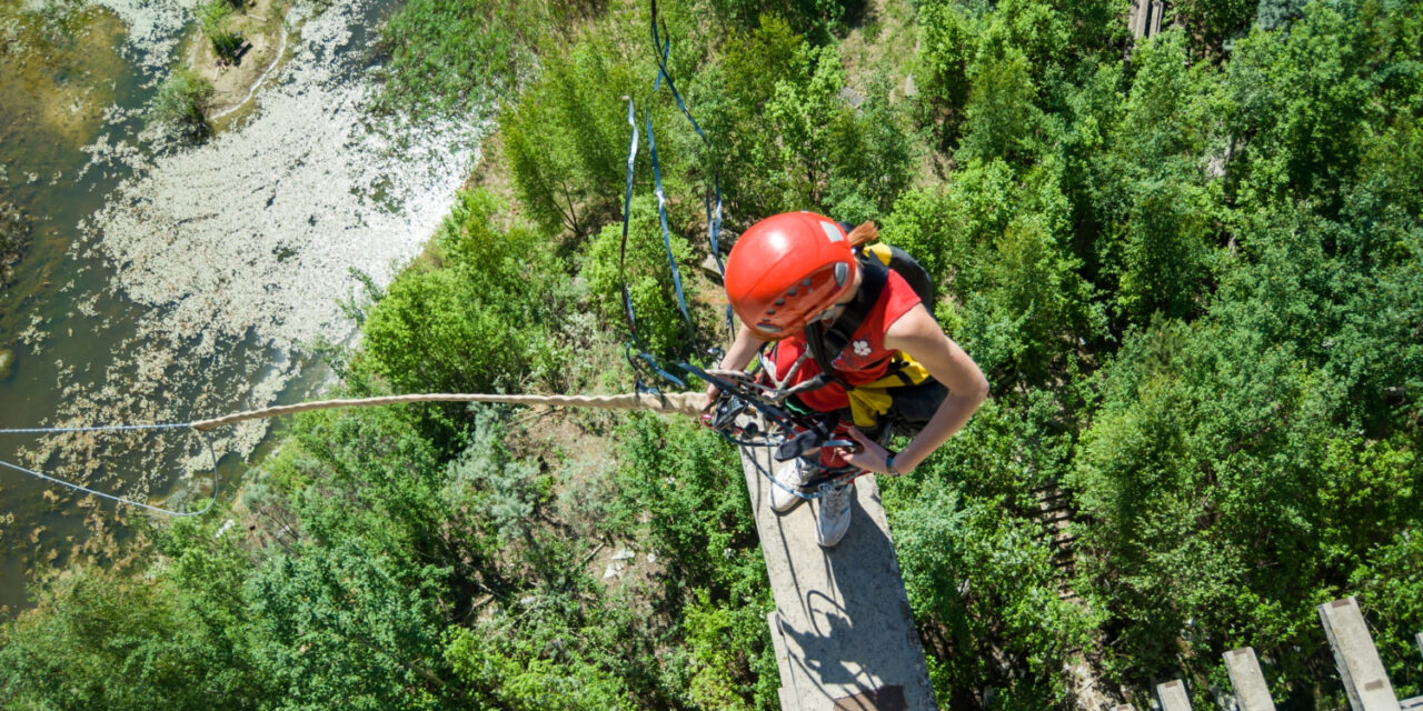 Sziklának csapódott és meghalt egy 21 éves nő bungee jumping közben