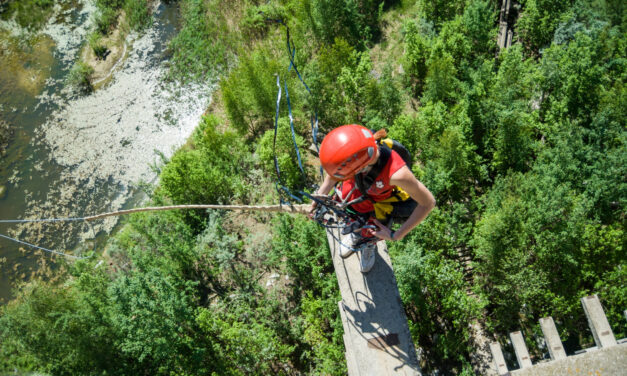 Sziklának csapódott és meghalt egy 21 éves nő bungee jumping közben