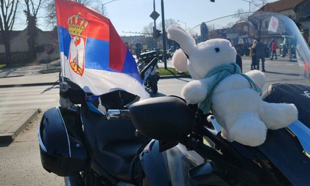 Mintegy 160 egyetemistákat támogató motoros vonult át Bácskán