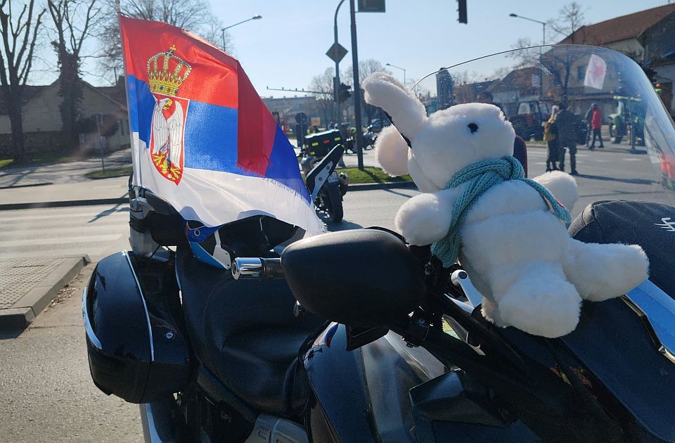 Mintegy 160 egyetemistákat támogató motoros vonult át Bácskán