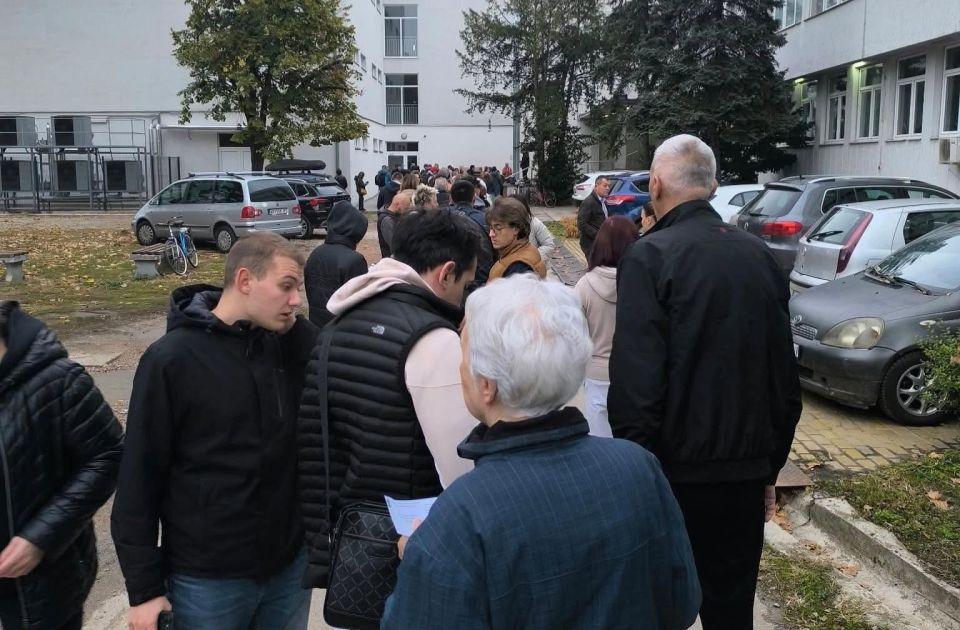 Újvidéken már nyitás előtt megjelentek a szavazópolgárok