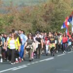 Gyalogló egyetemisták: Szerbia győz feliratú teherautók sofőrjei integetnek nekünk útközben