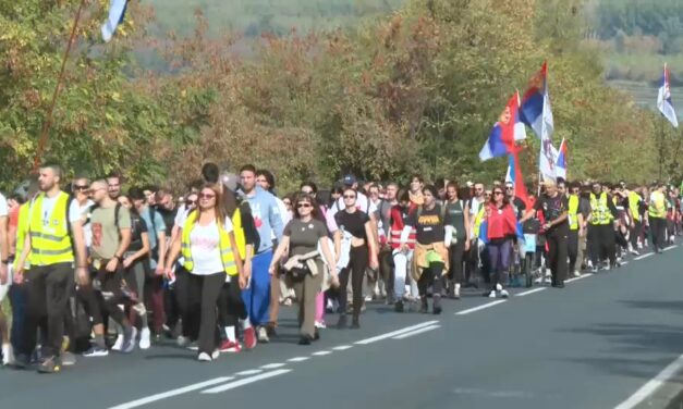 Gyalogló egyetemisták: Szerbia győz feliratú teherautók sofőrjei integetnek nekünk útközben