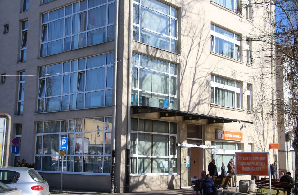 Leszakadt a plafon a tanteremben, egy kisdiák megsérült